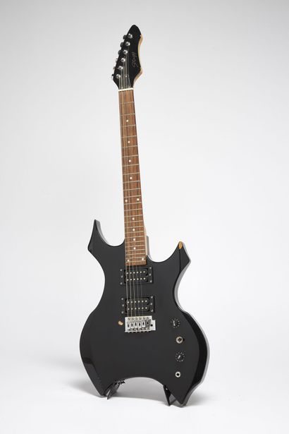 STAGG STAGG 
Guitare électrique cruciforme, vernis noir, double humbucker
(éclats...
