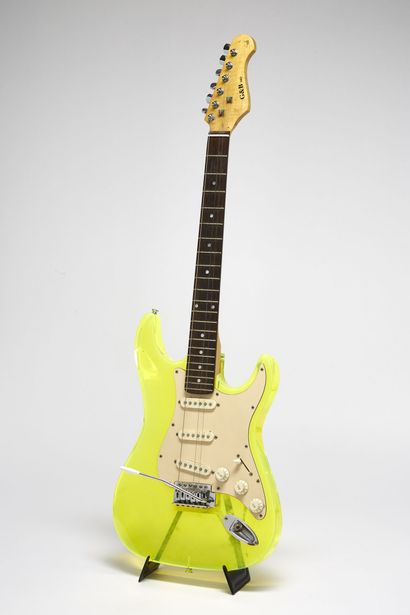 G&B SH3 G&B SH3 
Guitare électrique type strat, finition plexi jaune
(En l'état -...