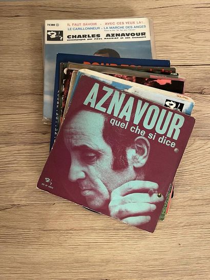 Charles Aznavour Lot comprenant:
Ensemble de dix-sept 45 tours :
- Noël,
- Terre...
