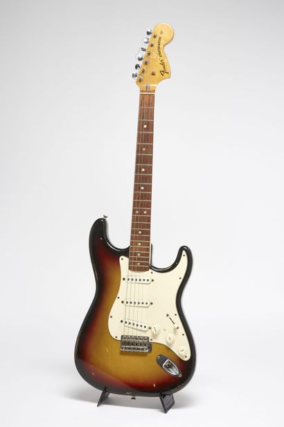~FENDER ~FENDER STRATOCASTER
Guitare solidbody Fender modèle Stratocaster de 1972
Guitare...