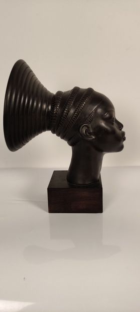 null C. ANDREA (XXe SIÈCLE)

Buste de femme Mangbetu

Plâtre à patine noire, signé

A...