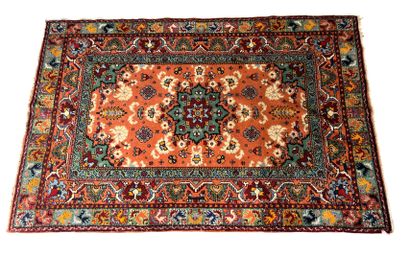 null TAPISD'ORIENT 

Tapis à tons orangés, verts et rouge-brun, triple bordure à...