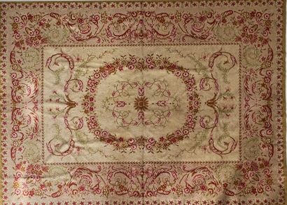 null CARPET APOINTSNOUES

Carpet with pink and green tones on a cream background,...