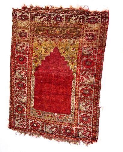 null RUGS OF THE EAST 

Ladik carpet, XIXth century, red and yellow tones. Decorated...