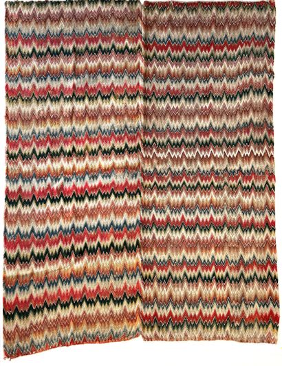 null BRODERIEAUPOINT DEHONGRIE

Deux lés multicolores à décor traditionnel de chevrons.

Bon...