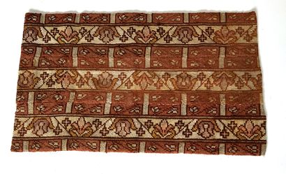 null BRODERIEAUPOINT

Small carpet composed of bands, beige, ochre and brown tones,...