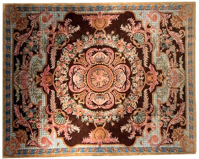 null CARPET APOINTSNOUES

Carpet with knotted point with abundant floral decoration,...