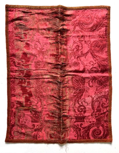 null ETOFFEDESOIE

Purple pink silk decorated with caryatids, fire pots, arabesques...