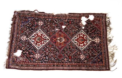 null TAPISD'ORIENT 

Tapis Kashgaï, XIXème siècle, tons blancs et rouges, fond bleu...