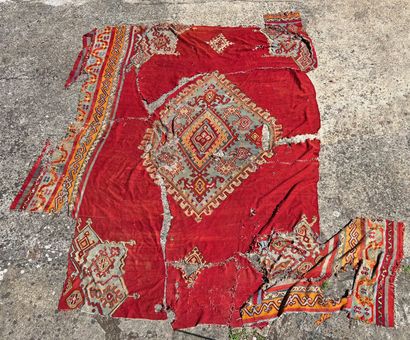 null TAPISD'ORIENT 

Tapis Kilim, XIXème siècle, tons gris et orangés sur fond rouge...