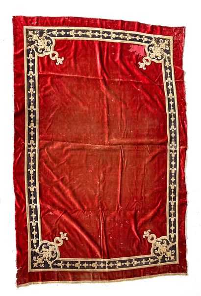 null ETOFFEDEVELOURS 

Table rug in cherry velvet embroidered with a golden border...