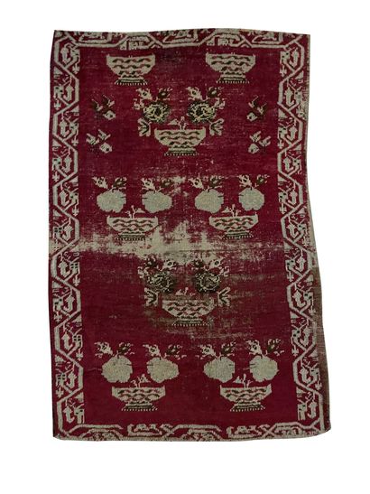 null RUGS OF THE EAST 

Ghiordes carpet, XIXth century, red and beige tones. Decorated...