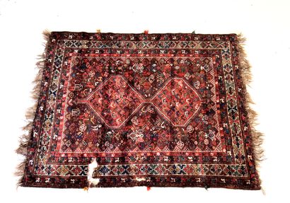 null RUGS OF THE EAST 

Kashgaï carpet, XIXth century, burgundy and red tones. Decorated...