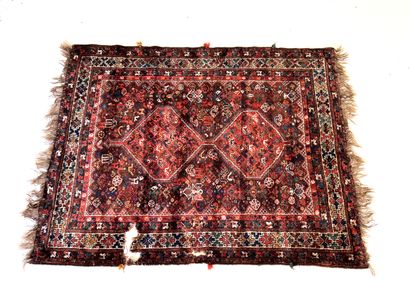 null TAPISD'ORIENT 

Tapis Kashgaï, XIXème siècle, tons bordeaux et rouges. Décor...