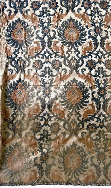 null ETOFFE

Fringed curtain with neo-Gothic decoration of birds and dogs, arabesques...