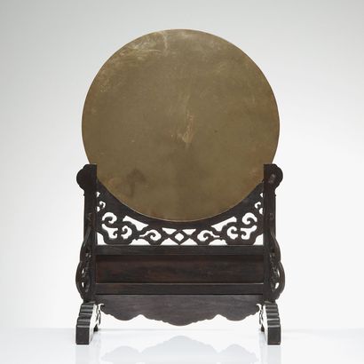 Vietnam, XIXe siècle VIETNAM, 19th CENTURY
Important mirror in the shape of a bronze...