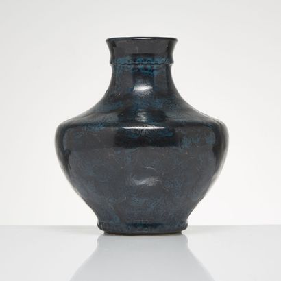 ÉMILE DECOEUR (1876-1953) ÉMILE DECOEUR (1876-1953)
Vase toupie en grès à col conique...