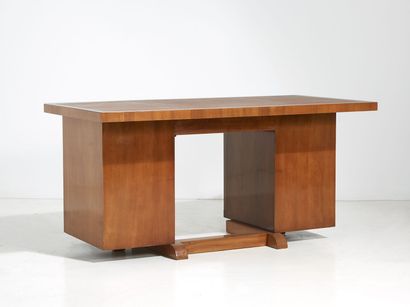 RENÉ HERBST (1891-1982) RENÉ HERBST (1891-1982)
Varnished walnut veneer desk with...