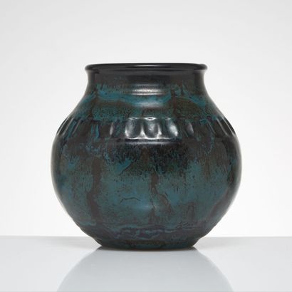 ÉMILE DECOEUR (1876-1953) ÉMILE DECOEUR (1876-1953)
Stoneware vase with spherical...