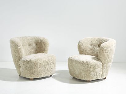 ANNÉES 1930 1930'S
Pair of low armchairs with basket structure, front legs made of...