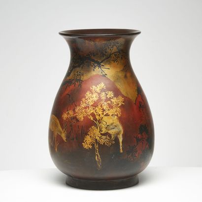 VIETNAM, XXe SIÈCLE VIETNAM, XXe SIÈCLE
Vase balustre en laque brun rouge à décor...