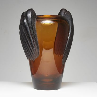 CRISTAL LALIQUE CRISTAL LALIQUE 
Vase « Marrakech ». Épreuve en cristal ambré brun...