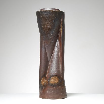 ANNÉES 1950 ANNÉES 1950
Grand vase sculpture en grès, assemblement de volumes coniques...