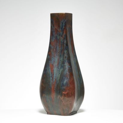 PIERRE-ADRIEN DALPAYRAT (1844-1910) PIERRE-ADRIEN DALPAYRAT (1844-1910)
Vase en grès...