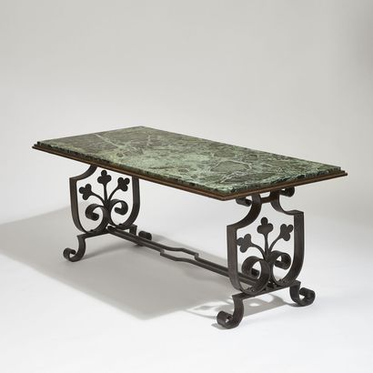 ANNÉES 1940 ANNÉES 1940
Table basse en fer forgé à plateau en marbre vert veiné gris...