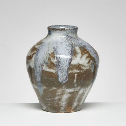 EUGENE LION (1867 - 1945) EUGENE LION (1867 - 1945) 
Vase en grès à corps ovoïde...