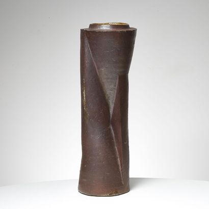 ANNÉES 1950 ANNÉES 1950
Grand vase sculpture en grès, assemblement de volumes coniques...
