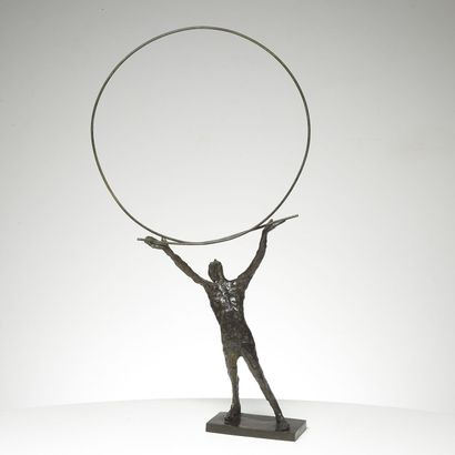 ROSELINE GRANET ROSELINE GRANET (NÉE EN 1936)
"L'homme au cercle" 
Sculpture en bronze...