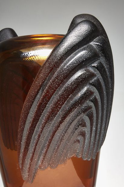 CRISTAL LALIQUE CRISTAL LALIQUE 
Vase « Marrakech ». Épreuve en cristal ambré brun...