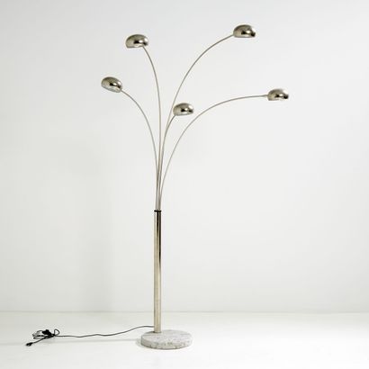 ANNÉES 1970 YEARS 1970
Floor lamp with steel structure, circular white marble base,...