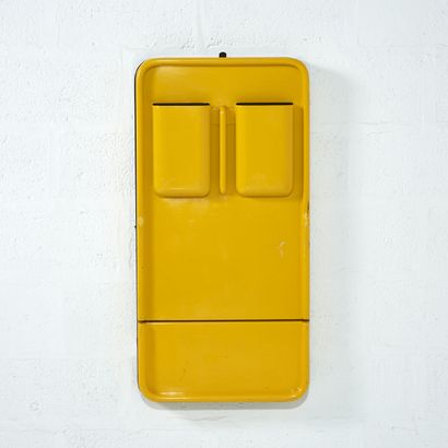 ANNÉES 1970 1970'S
Wall-mounted desk in yellow ABS. When closed, it has storage compartments....