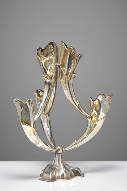 ANNÉES 1970 YEARS 1970
A large silver plated metal tulip vase, resting on a pedestal...