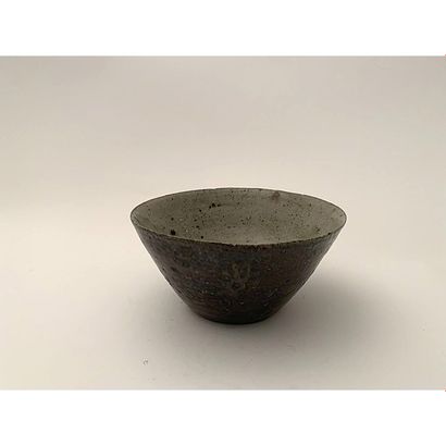YVES MOHY (1925-2004) YVES MOHY (1925-2004)
Flared stoneware bowl, inside, beige...