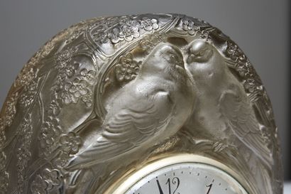 RENÉ LALIQUE (1860-1945) RENÉ LALIQUE (1860-1945) 
Electric clock "Two Doves" out...