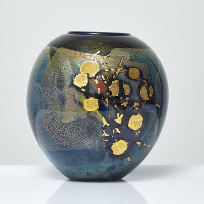 JEAN-CLAUDE NOVARO (1943-2015) JEAN-CLAUDE NOVARO (1943-2015)
Vase with golden shields,...