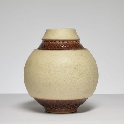 POL CHAMBOST (1906-1983) POL CHAMBOST (1906-1983) 
Earthenware ovoid vase, brown...