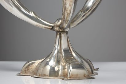 ANNÉES 1970 YEARS 1970
A large silver plated metal tulip vase, resting on a pedestal...
