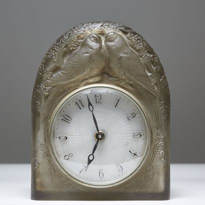 RENÉ LALIQUE (1860-1945) RENÉ LALIQUE (1860-1945) 
Electric clock "Two Doves" out...