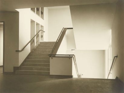 Hugo Schmölz (1879-1938) Hugo Schmölz (1879-1938)
Escalier du Bauhaus
Epreuve argentique...