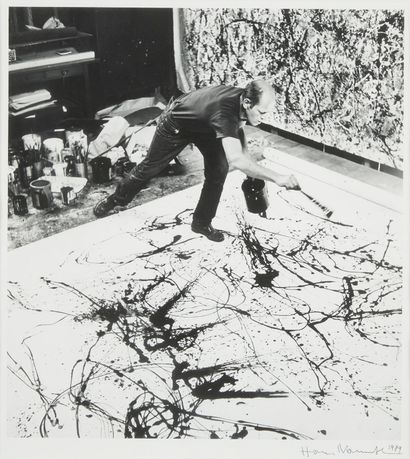 HANS NAMUTH (1915-1990) HANS NAMUTH (1915-1990)
Jackson Pollock dans son atelier,...
