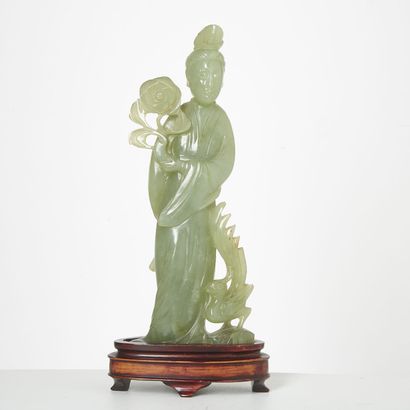 CHINE, XXE SIÈCLE CHINA, 20TH CENTURY
A serpentine sculpture representing a spring...