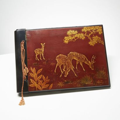 VIETNAM XXe SIECLE, TRAVAIL ANONYME VIETNAM 20th CENTURY, ANONYMOUS WORK
Red lacquer...