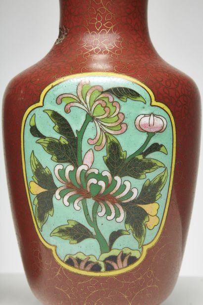 CHINE, VERS 1930-1950 CHINA, CIRCA 1930-1950 
Pair of baluster-shaped vases decorated...