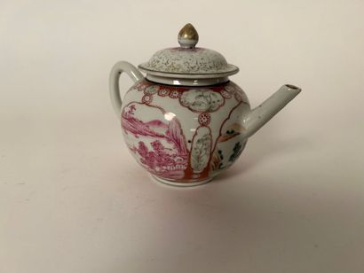 CHINE XVIIIe SIECLE CHINA 18th CENTURY
Compagnie des Indes, 
Small porcelain teapot...