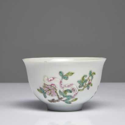 COUPE, CHINE, ÉPOQUE DAOGUANG CHINA, DAOGUANG PERIOD
Porcelain and Famille Rose enamel...