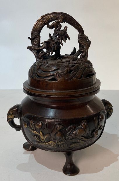 INDOCHINE XXe siècle INDOCHINA 20th century
Tripod bronze perfume burner, decorated...